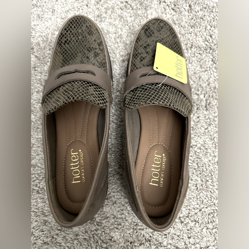 Hotter NWT snakeskin Crimdon Comfort Concept loafers. Taupe & brown sz 7 US